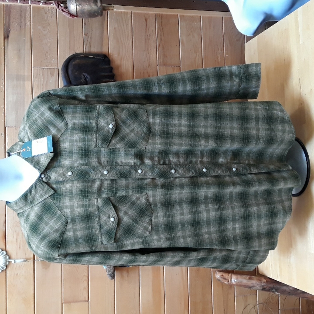 Long sleeve casual flannel shirt, buttons are snap down
